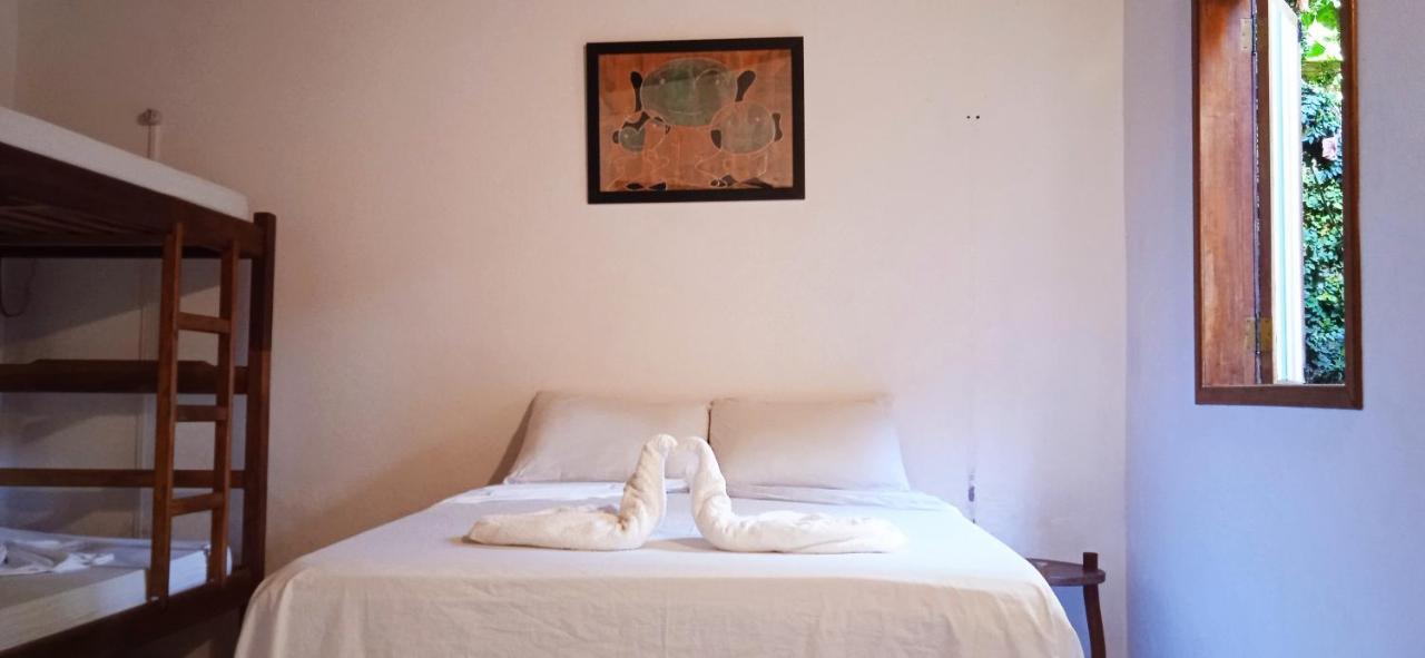 Novos Baianos Hostel E Pousada Porto Seguro Eksteriør bilde A bed with a towel animal
