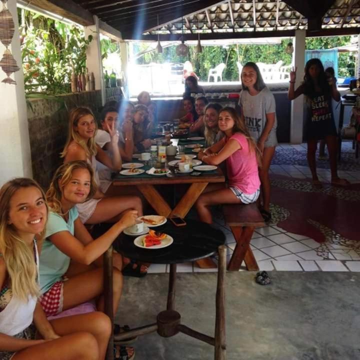 Novos Baianos Hostel E Pousada Porto Seguro Eksteriør bilde Foreign tourists in Mirissa