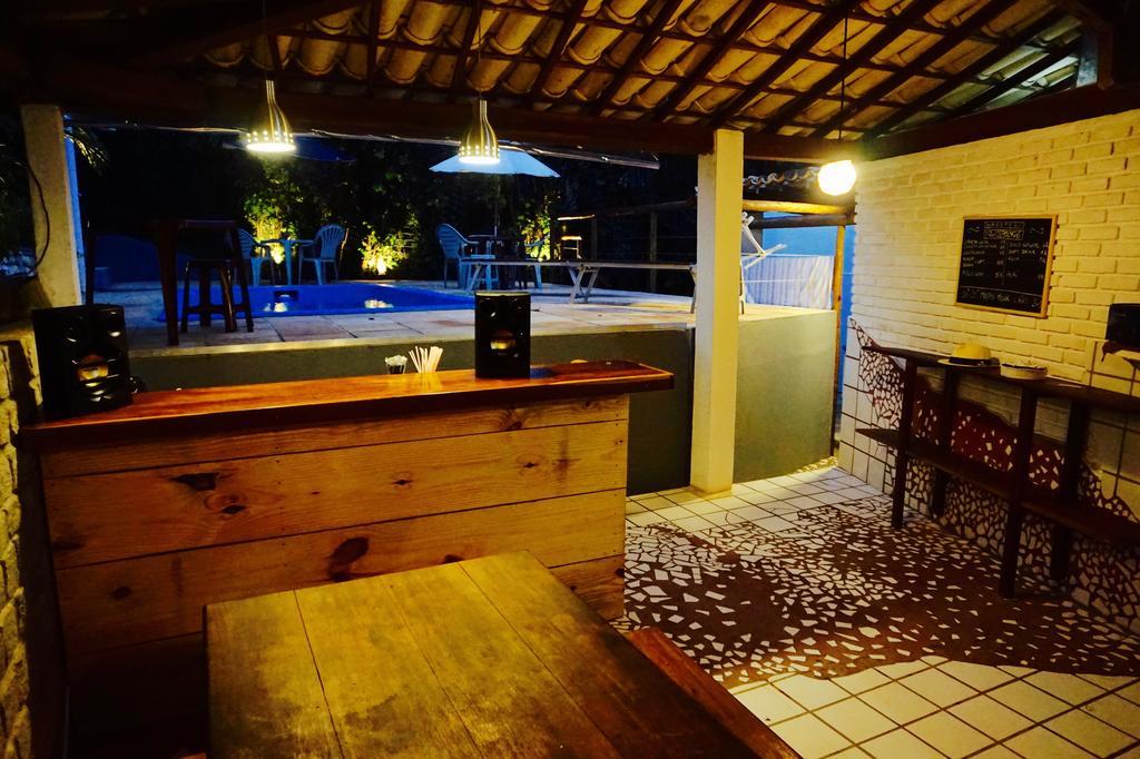 Novos Baianos Hostel E Pousada Porto Seguro Eksteriør bilde The bar at the beach resort