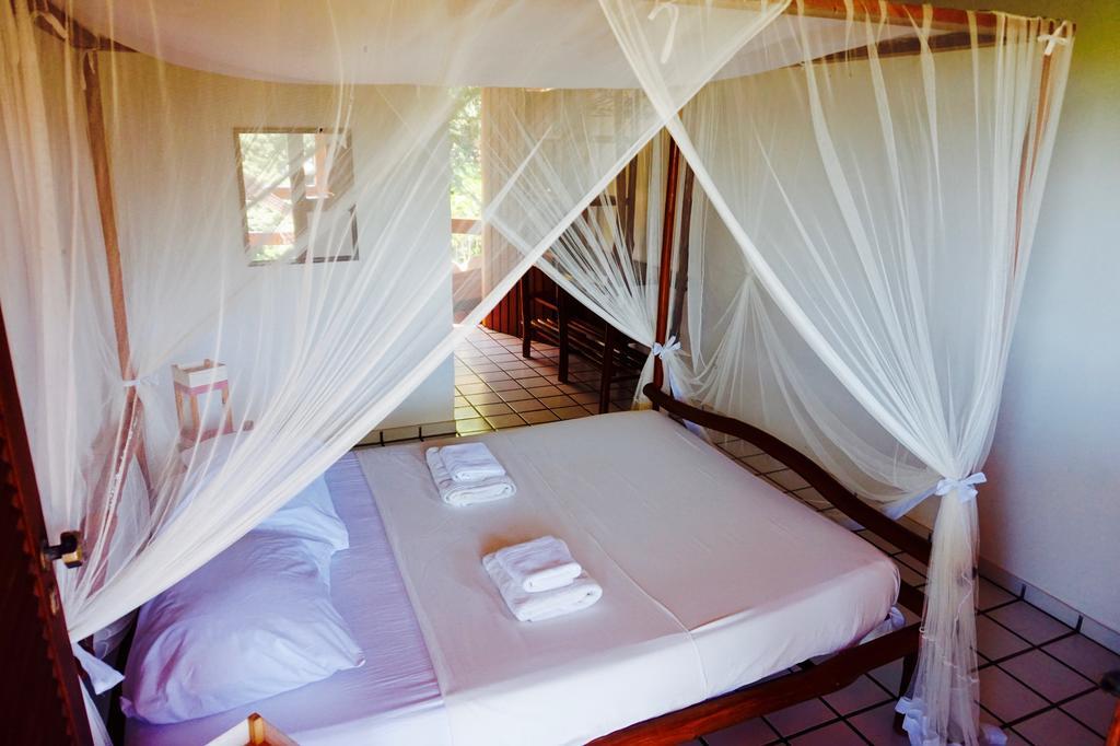 Novos Baianos Hostel E Pousada Porto Seguro Eksteriør bilde A mosquito net over a bed